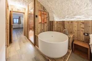 Dusj, toalettartikler (inkludert), hårføner og håndklær