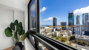 Appartement, 1 chambre, vue ville | Coin séjour | TV connectée