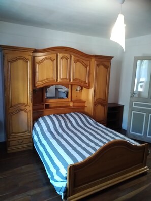 3 dormitoris, planxa i posts de planxar, wifi i roba de llit 