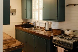 Private kitchen - The Carriage house at The Timekeeper Stay & Gardens (Pensacola)