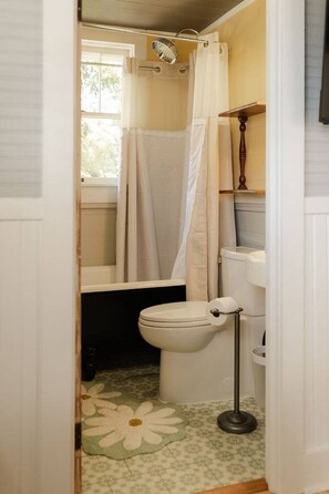 Bathroom - The Carriage house at The Timekeeper Stay & Gardens (Pensacola)