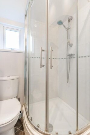 Shower, hair dryer, towels - Ground floor Apartment 2 Minutes from the Sea! (Norfolk)