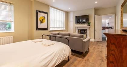 Ground floor Apartment 2 Minutes from the Sea!