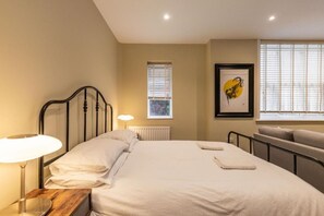 Tabla de planchar con plancha, wifi y ropa de cama 