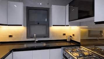 Deluxe Apartment, City View | Private kitchen