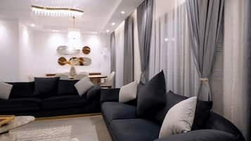 Deluxe Apartment, City View | Living area