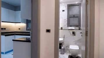 Deluxe Apartment, City View | Bathroom