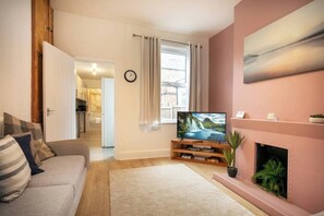 TV - Spacious 3-Bed Home Near Nottingham City Centre - Pass the Keys (Nottingham)