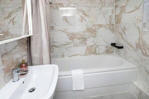 Shower, hair dryer, towels - Spacious 3-Bed Home Near Nottingham City Centre - Pass the Keys (Nottingham)