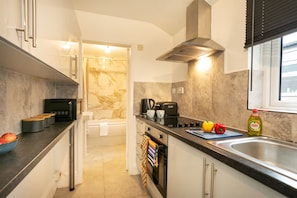 Fridge, microwave, oven, toaster - Spacious 3-Bed Home Near Nottingham City Centre - Pass the Keys (Nottingham)