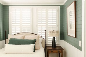 Desk, WiFi, bed sheets - The Garden Cottage at The Timekeeper Stay & Gardens (Pensacola)