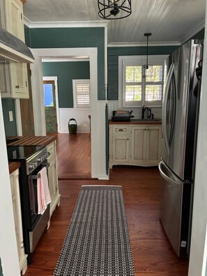 Fridge, microwave, oven, stovetop - The Garden Cottage at The Timekeeper Stay & Gardens (Pensacola)