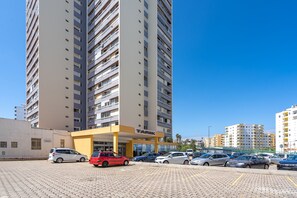 A multi-story building with a parking area in front. - Studio 'Casa Onze' with Sea View, Wi-Fi and Air Conditioning (Portimão)