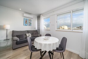 Dining - Studio 'Casa Onze' with Sea View, Wi-Fi and Air Conditioning (Portimão)