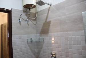 Deluxe Single Room, Balcony | Bathroom | Shower, free toiletries, slippers, towels