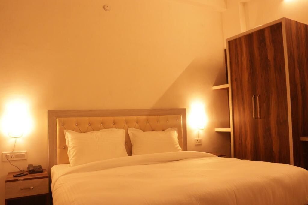 Verdunkelungsvorhänge, schallisolierte Zimmer, Bügeleisen/Bügelbrett