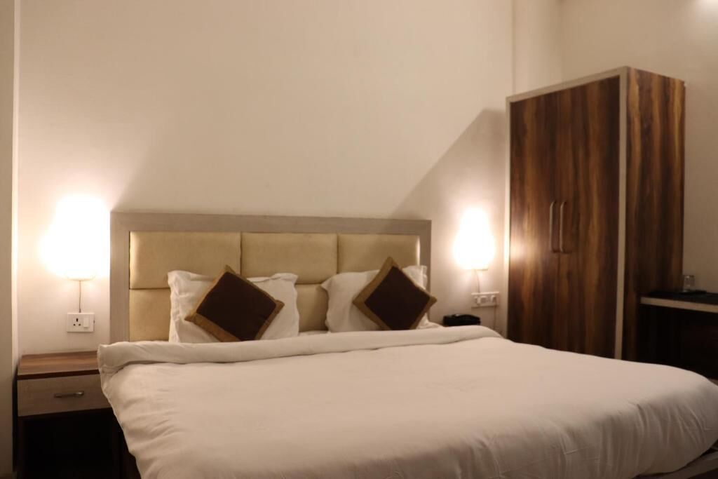 Verdunkelungsvorhänge, schallisolierte Zimmer, Bügeleisen/Bügelbrett