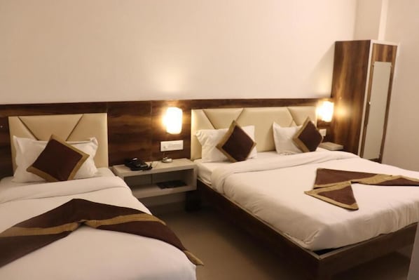 Blackout curtains, soundproofing, iron/ironing board, rollaway beds - Paradise Inn (Neemrana)