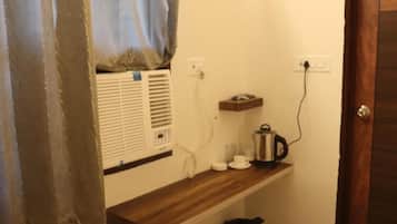 Deluxe Single Room, Balcony | Interior