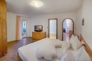 1 bedroom, WiFi, bed sheets - Apartment Maria - Comfortable first floor apartment with terrace and garden (Schenna)