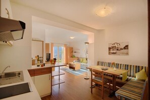 Interior - Apartment Maria - Comfortable first floor apartment with terrace and garden (Schenna)