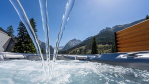 Outdoor spa tub - Croce Bianca Leisure & Spa (Canazei)