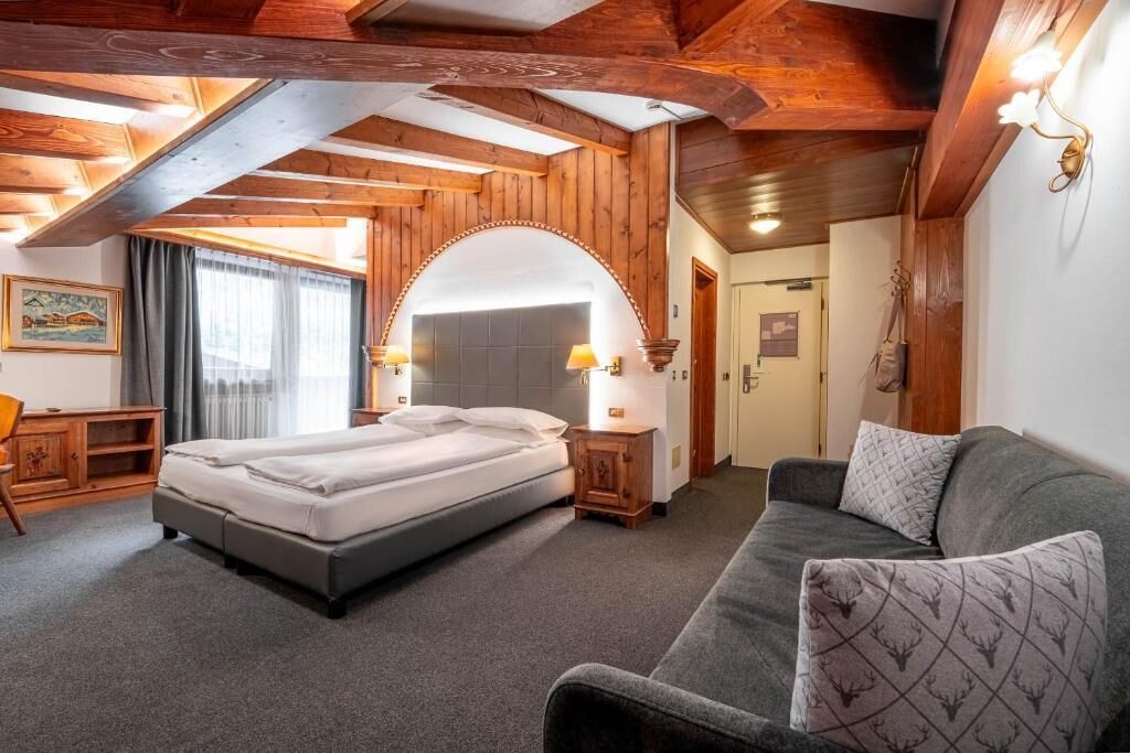 Camera Classic con letto matrimoniale o 2 letti singoli | Una cassaforte in camera, una scrivania, tende oscuranti, Wi-Fi gratuito