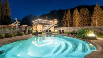 Innenpool, Außenpool (je nach Saison geöffnet)