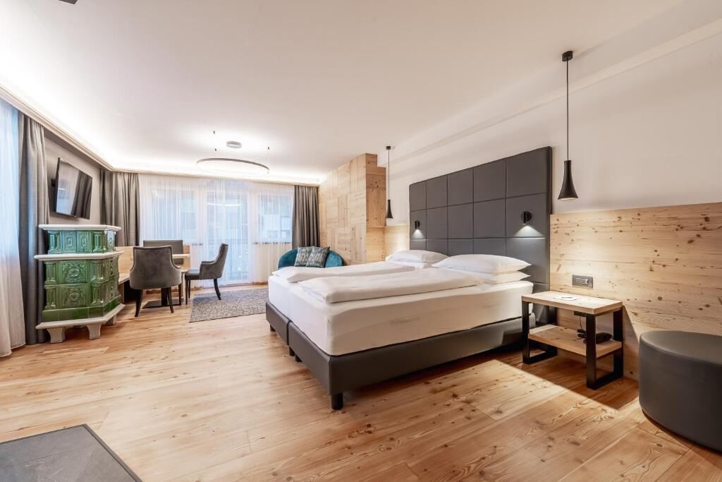 Suite Deluxe | Una cassaforte in camera, una scrivania, tende oscuranti, Wi-Fi gratuito