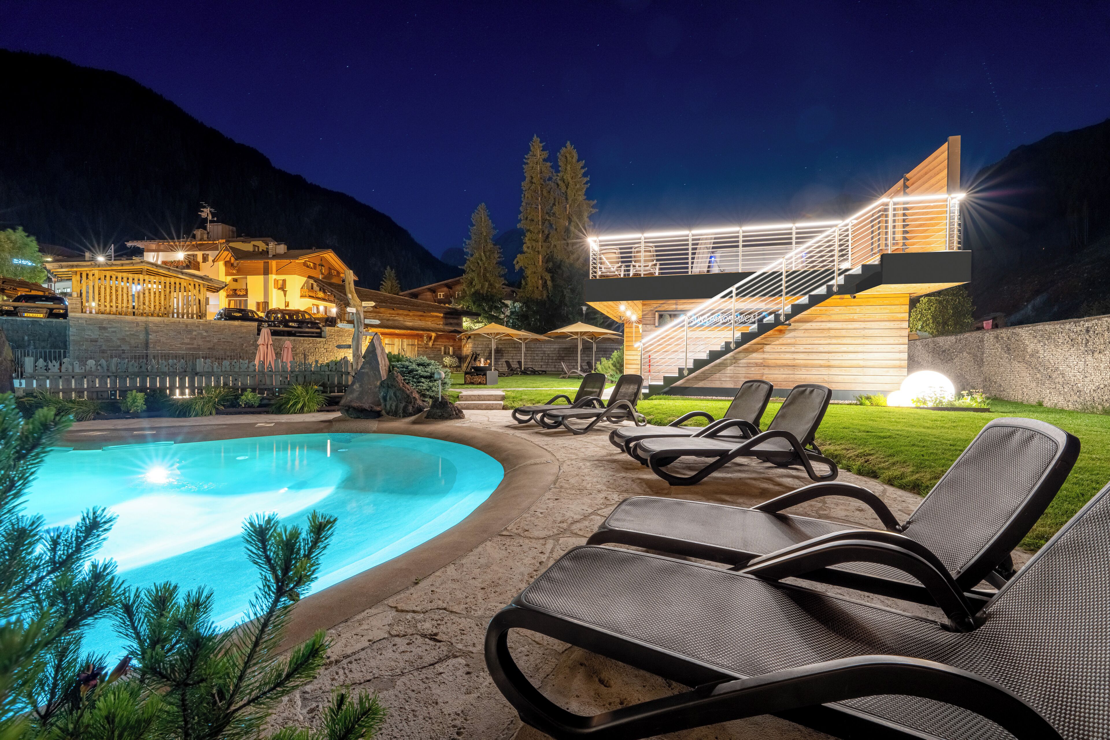 Piscina coperta, piscina stagionale all'aperto