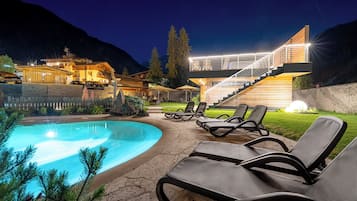 Una piscina cubierta, una piscina al aire libre de temporada