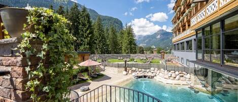 Innenpool, Außenpool (je nach Saison geöffnet)