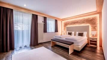 Caja fuerte, escritorio, cortinas opacas y wifi gratis