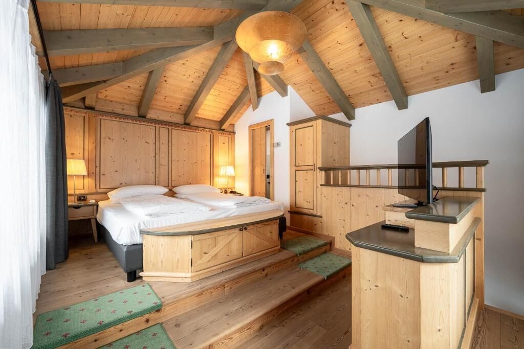 Suite Superior, vista parco | Una cassaforte in camera, una scrivania, tende oscuranti, Wi-Fi gratuito