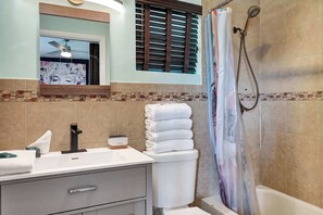 Doccia, asciugacapelli, asciugamani, shampoo
