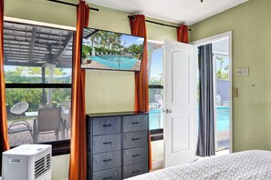 3 bedrooms, desk, iron/ironing board, travel cot - Rainbow Falls House  For 8 (Oakland Park)