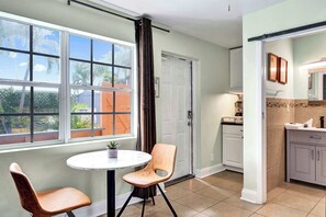 Dining - Rainbow Falls House  For 8 (Oakland Park)