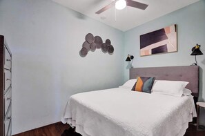 1 bedroom, desk, travel cot, WiFi - Rainbow Falls 4 Stay for 2 (Oakland Park)