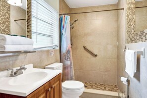 Shower, hair dryer, towels, shampoo - Rainbow Falls 4 Stay for 2 (Oakland Park)