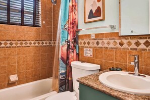Shower, hair dryer, towels, shampoo - Rainbow Falls 1 Stay for 4 (Oakland Park)