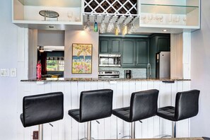 Fridge, microwave, oven, stovetop - Rainbow Falls 1 Stay for 4 (Oakland Park)