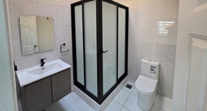 Ducha, secador de pelo, toallas y jabón