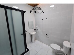 Shower, hair dryer, towels, soap - Bulnes Urban House "Fully equipped house in the heart of Constitución". (Constitución)