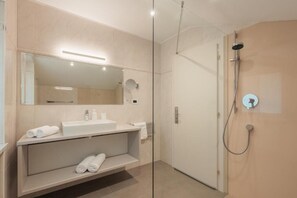 Dusche, Haartrockner, Handtücher, Seife