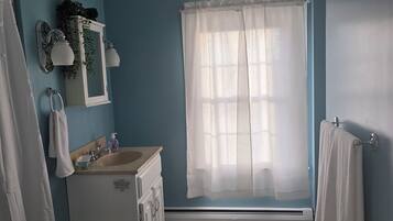 Een haardroger, handdoeken, zeep, toiletpapier