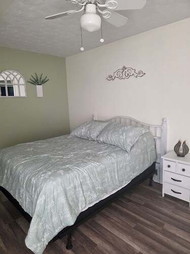 Quaint 1-bedroom apartment with AC in charming Lewiston