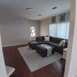 Una televisión, una chimenea