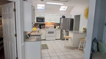 Micro-ondes, four, plaque de cuisson, lave-vaisselle