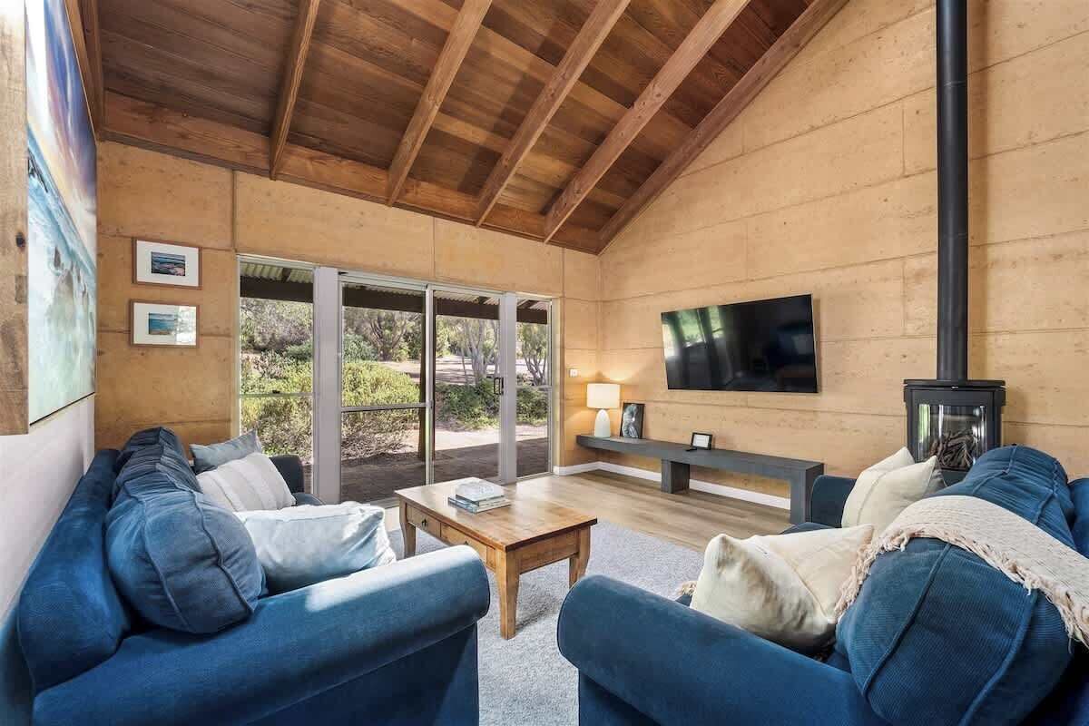 Una televisión, una chimenea