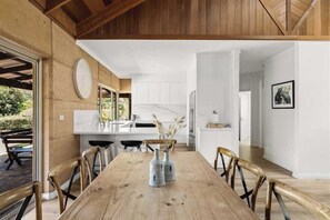 Dining - Waterlily Retreat—Bushland Serenity near the Beach (Eagle Bay)
